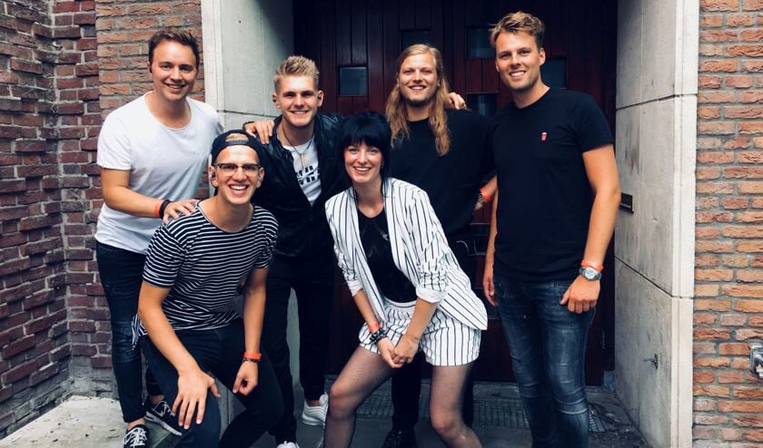 De coverband 8-PM is dit jaar de muzikale sfeermaker van het Wrakhoutfestival Camperduin.