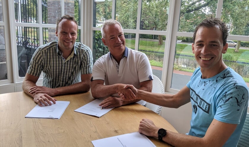 De kogel is door de kerk, het contract is ondertekend. In het midden Frits Dix.