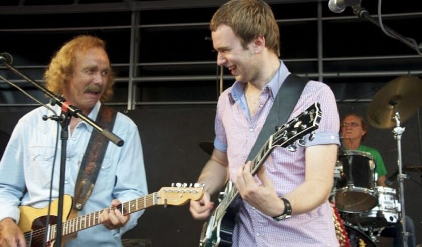 Vader en zoon Clemens Wenners laten hun plezier in het muziek maken zien aan hun publiek.