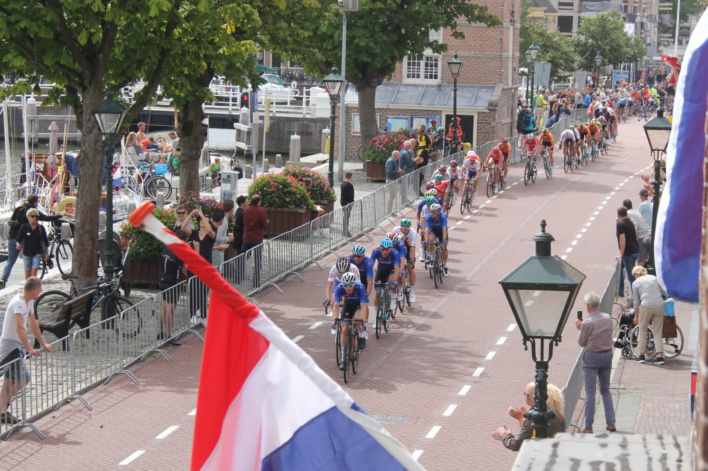 Deelnemers aan de wegwedstrijd bij de elite mannen in actie.
