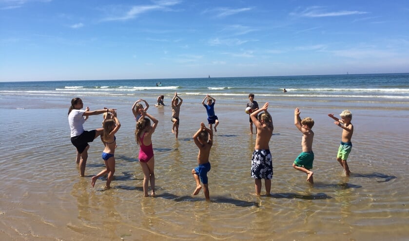 Veel kinderen in beweging op de stranden van Egmond aan Zee en Camperduin.