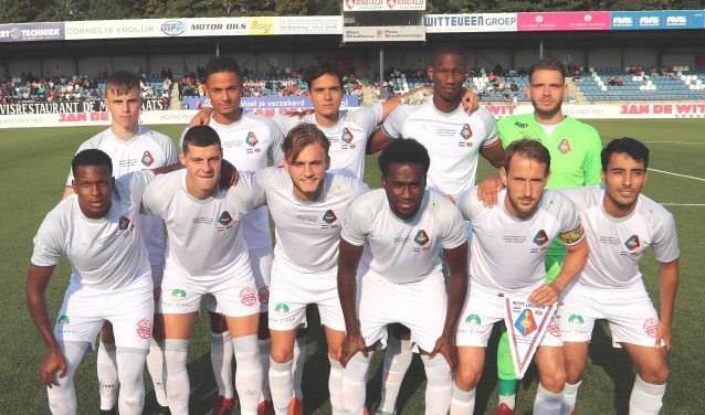 Het elftal van Telstar is klaar voor de match.