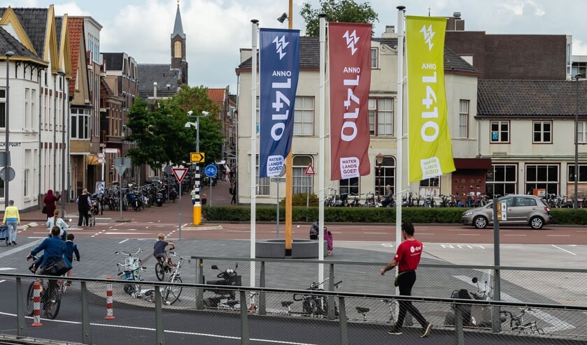 Het Tramplein is een van de gezichtsbepalende locaties waar de vlaggen zijn geplaatst.