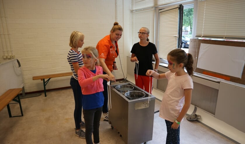 Kaarsen maken met Claudia Jordan.