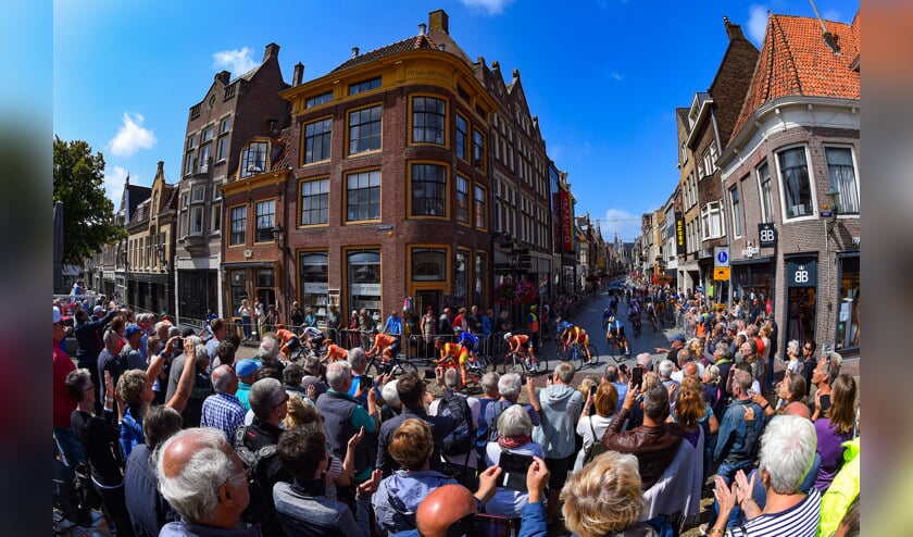 Het publiek was massaal naar de stad gekomen om de wielrenners luidkeels aan te moedigen.