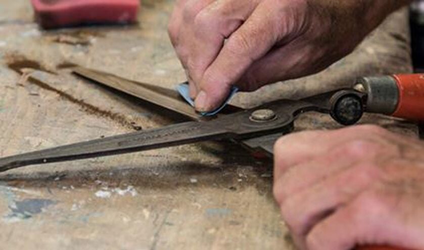 Repareren en slijpen bij Repair Café Beverwijk.