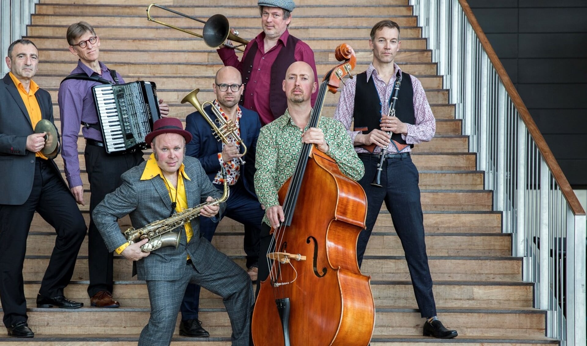 De Amsterdam Klezmer Band blaast festivaltenten omver en trekt tranen in theaters. 