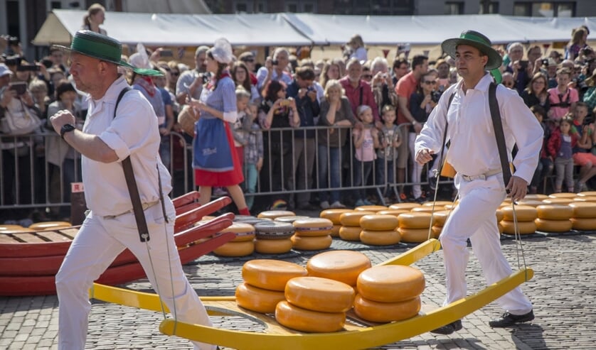 President van FrieslandCampina Dairy Essentials opent kaasmarkt.