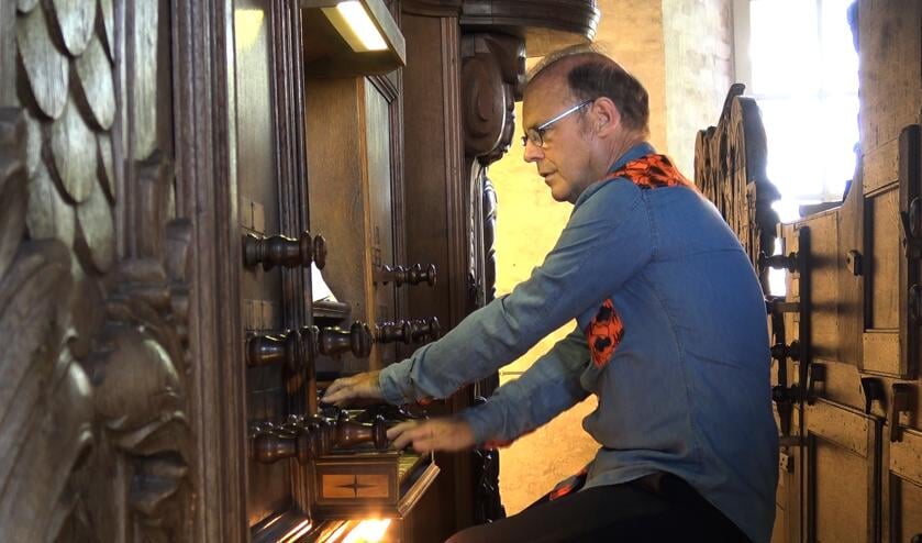 Willem van Twillert aan het orgel.