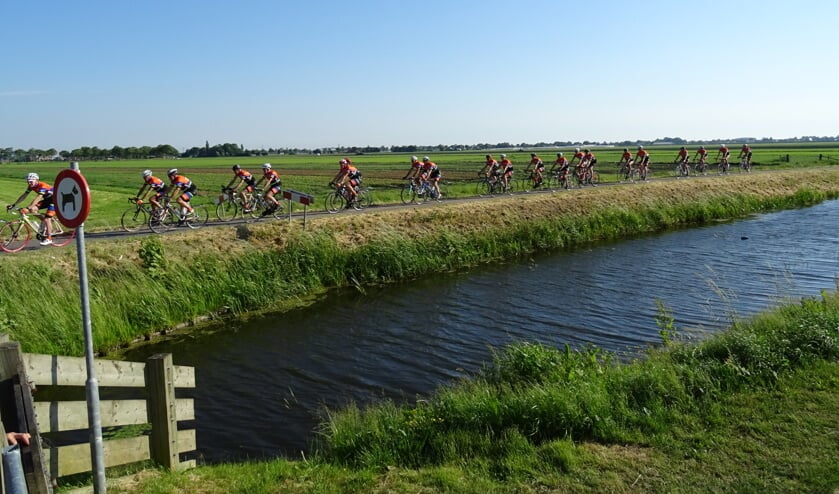 Deelnemers fietsen de tochten in eigen tempo.