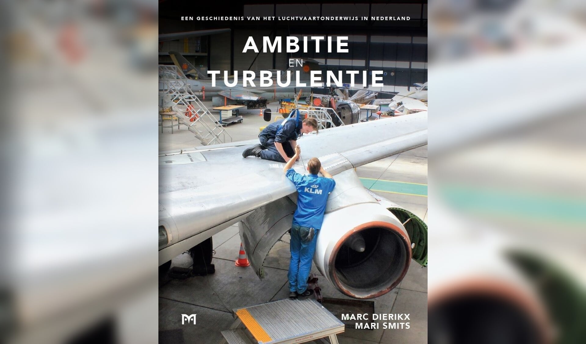 Het boek 'Ambitie en Turbulentie, een geschiedenis van het luchtvaartonderwijs in Nederland'. 