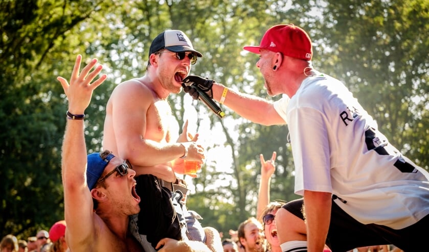 Het enthousiaste publiek wordt door de band Bizkit Park aangespoord om hard mee te brullen met de muziek.
