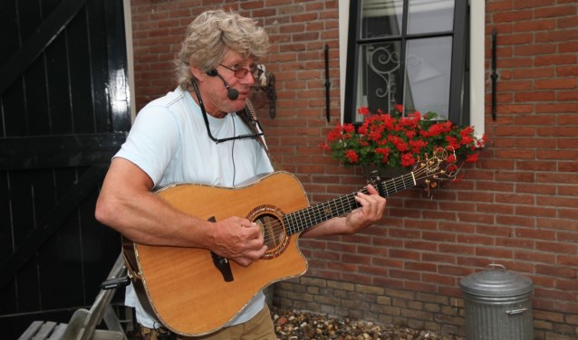 Ad Goossens zet de muzikale wandeling in Oosterleek alvast in de schijnwerpers.