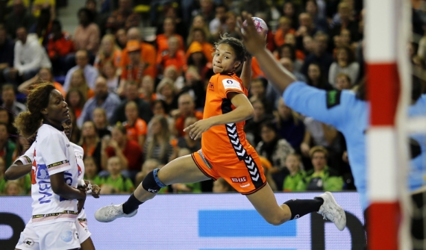 <p>De Heerhugowaardse Delaila Amega in actie voor Oranje.</p>