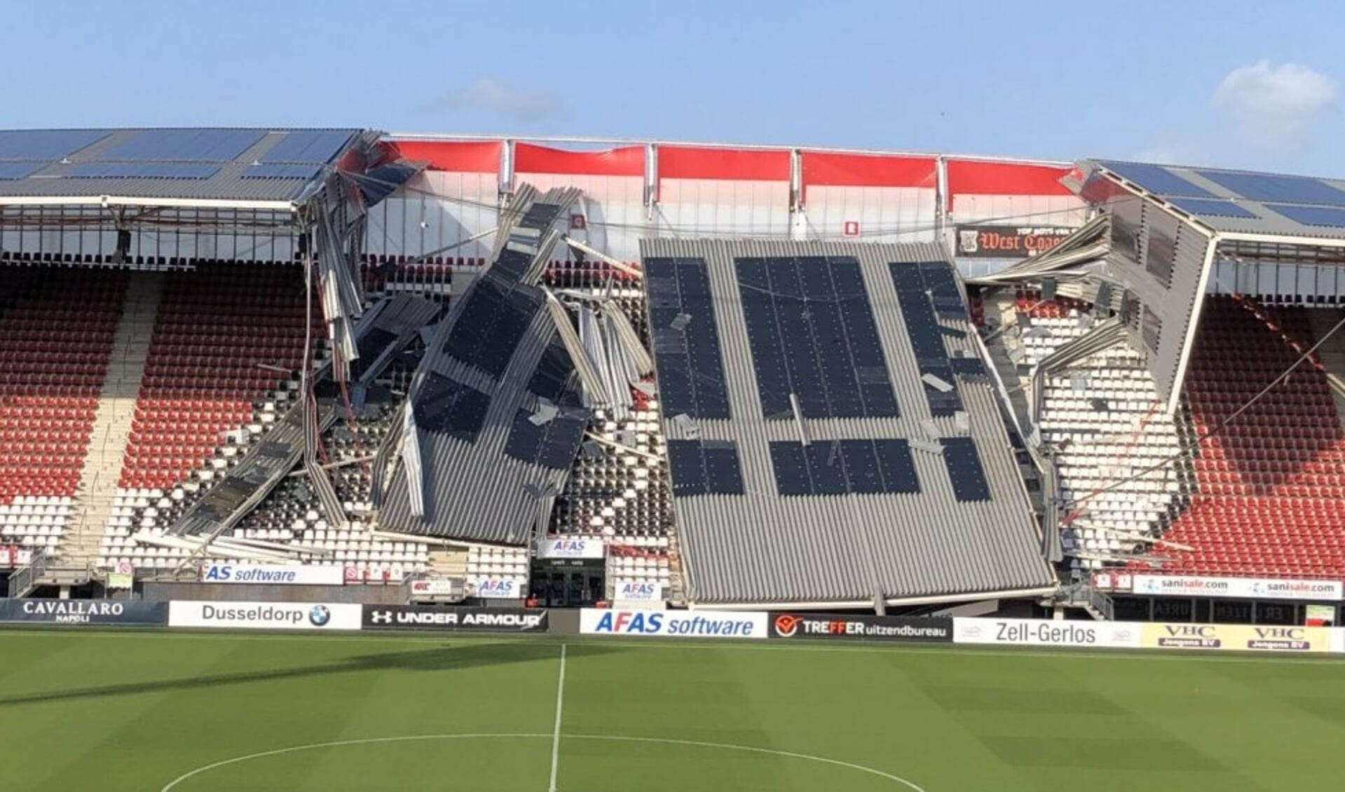 De ravage is enorm nadat een deel van het dak van het AZ-stadion door de storm naar beneden kwam.
