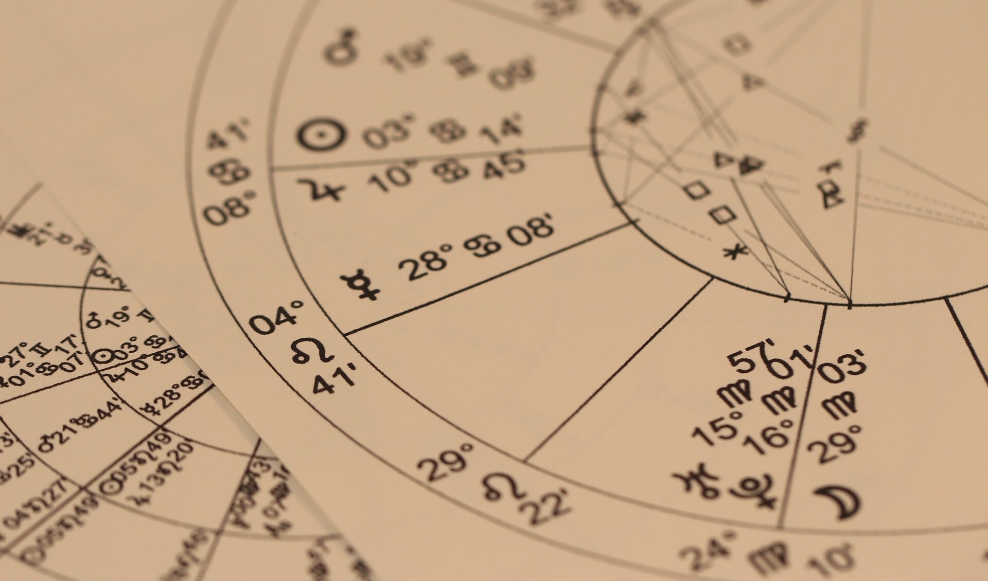 Astrologie populair onder hoogopgeleiden in Noord-Holland.