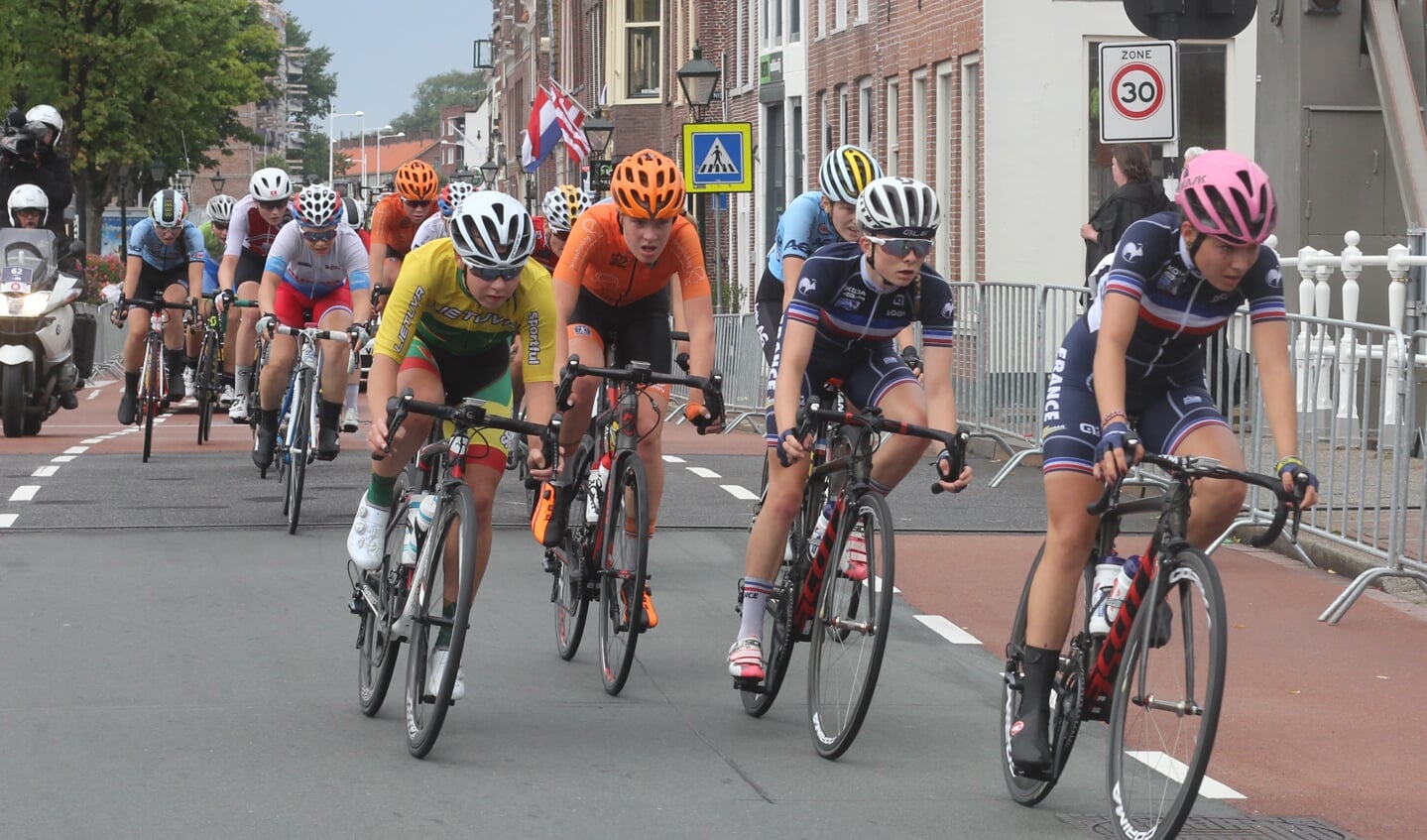 Junior vrouwen in actie in Alkmaar.