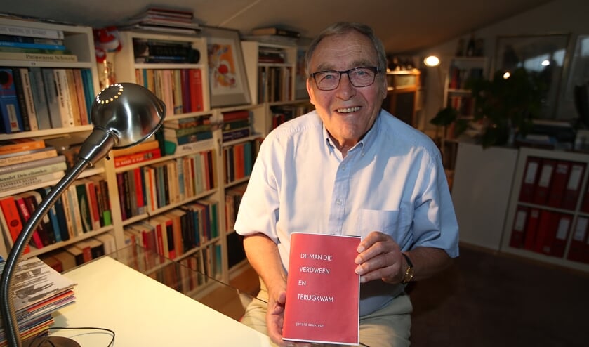 Schrijver Gerard Couvreur op zijn schrijfplek met zijn nieuwe boek.