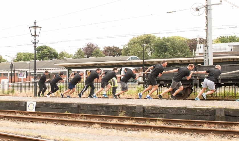 Elke team trekt de wereldberoemde stoomtram Bello voort over een lengte van honderd meter.