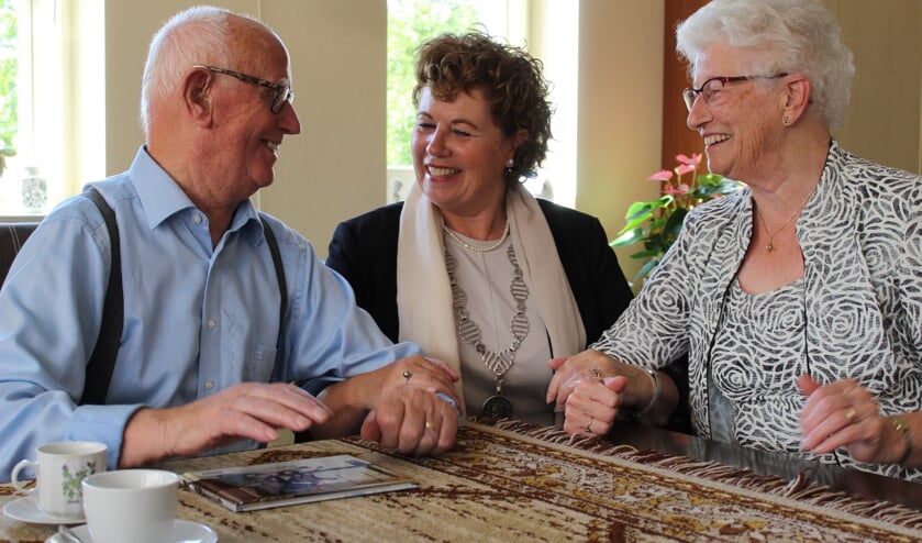 Het echtpaar Woestenburg met in hun midden burgemeester Kompier.