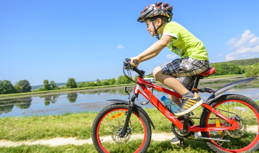 Tijdens speciale clinics in het Park van Luna leren kinderen schakelen, remmen en sturen op de mountainbike.