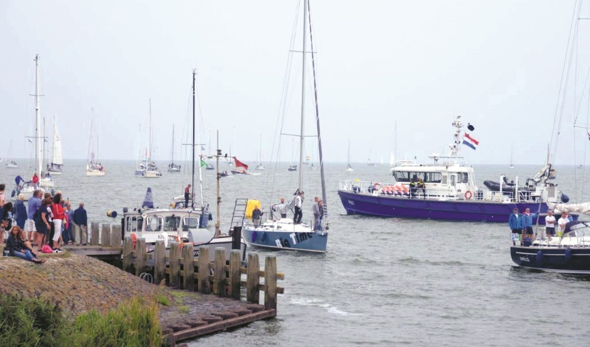 Altijd veel boten op het IJsselmeer tijdens de 24 Uurs Zeilrace.