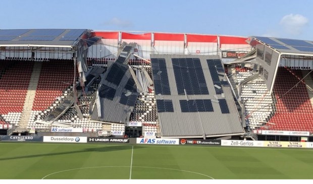 De ravage is enorm nadat een deel van het dak van het AZ-stadion door de storm naar beneden kwam.