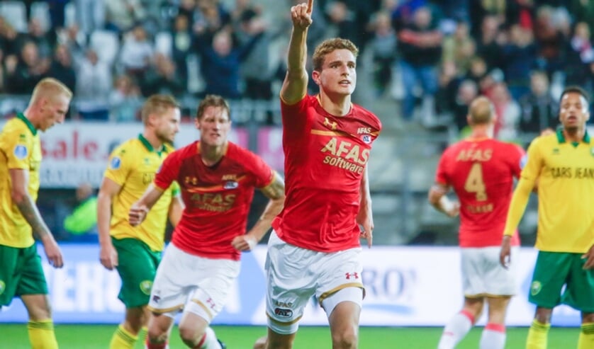 Guus Til (voorgrond) was de afgelopen jaren een bepalende speler voor AZ.