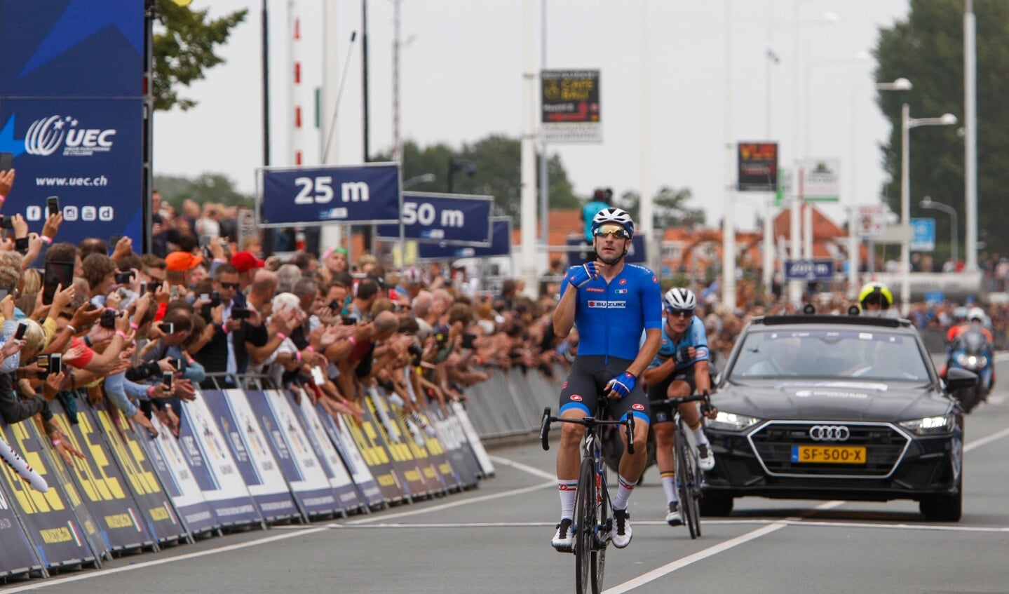 Elia Viviani stevent op de finish af op de Alkmaarse Kanaalkade.
