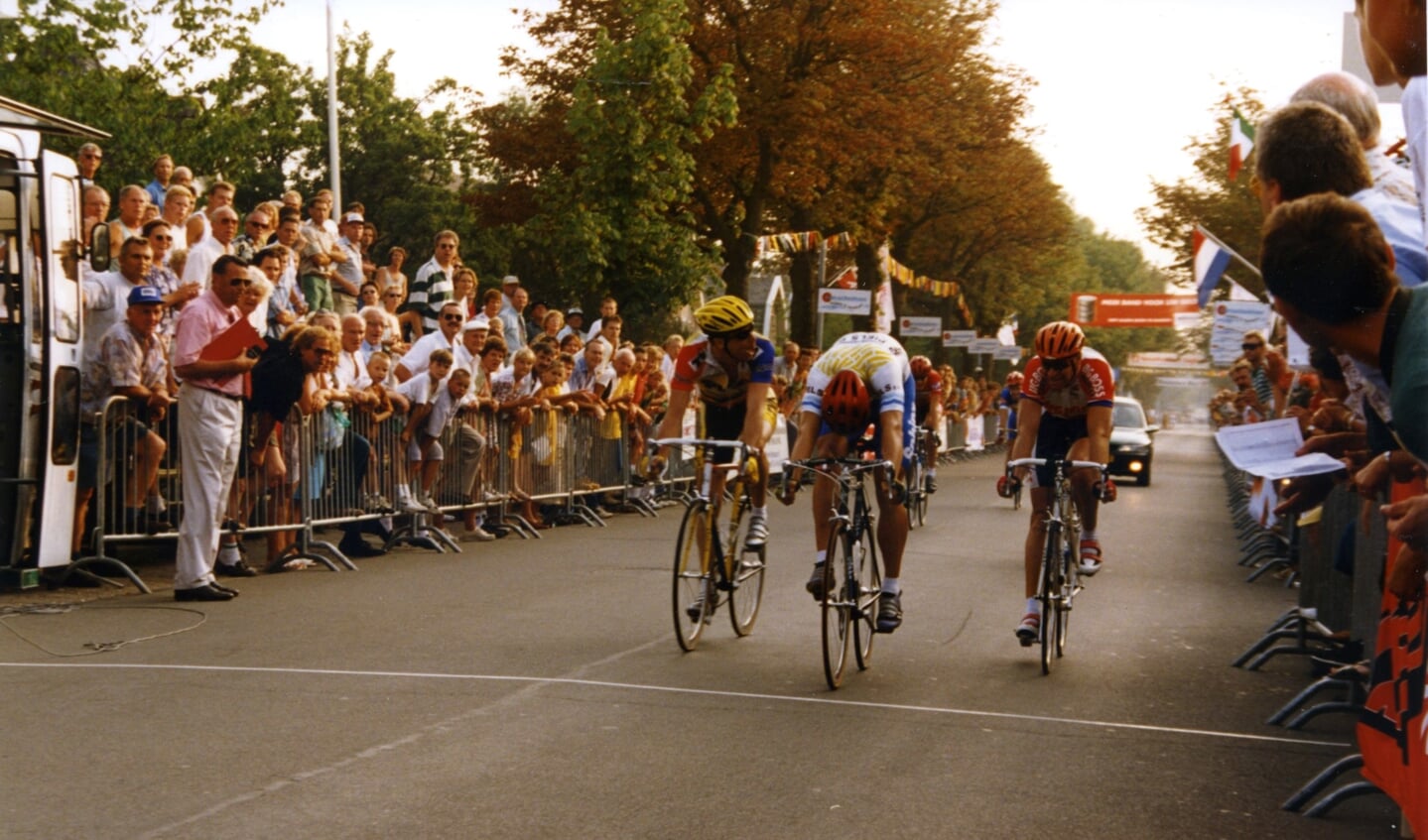 De ronde kende regelmatig spannende finishes, zoals hier in de jaren negentig.
