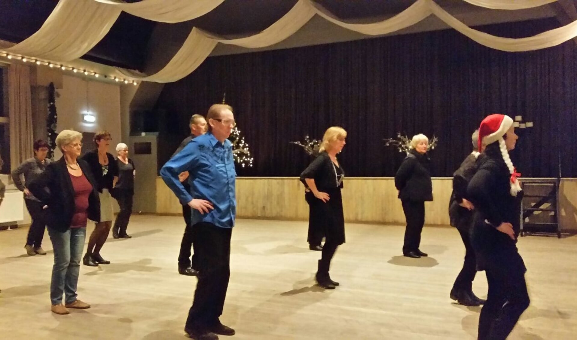 Ontmoet nieuwe mensen en komt gezellig een avond dansen op verschillende muziekstijlen.