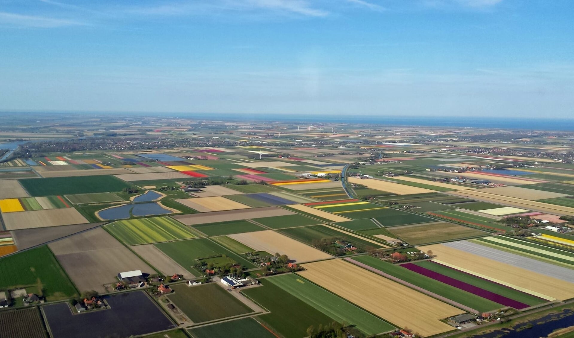 Noord-Holland van bovenaf gezien. Als je je aanmeldt voor de nieuwsbrief maak je kans op een rondvlucht.