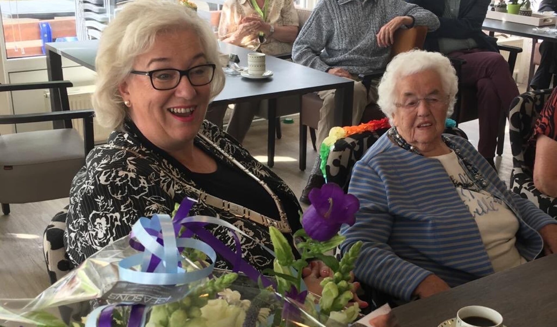 Burgemeester Marianne Schuurmans bezoekt mevrouw Struik-Goudriaan voor haar 100ste verjaardag. 