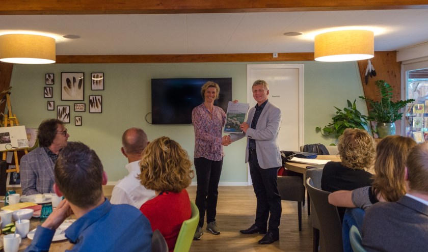 Renate van der Laan van de Westfriese Uitdaging overhandigde recentelijk het jubileummagazine aan Tom van Roon van de Rabobank.