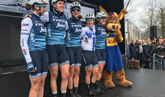 Team Trek-Segafredo, met als tweede van links Ellen van Dijk.