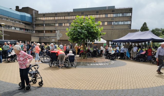 Bijna 200 ouderen komen naar de eerste Gouden Picknick, waardoor het een mooi succes is geworden.