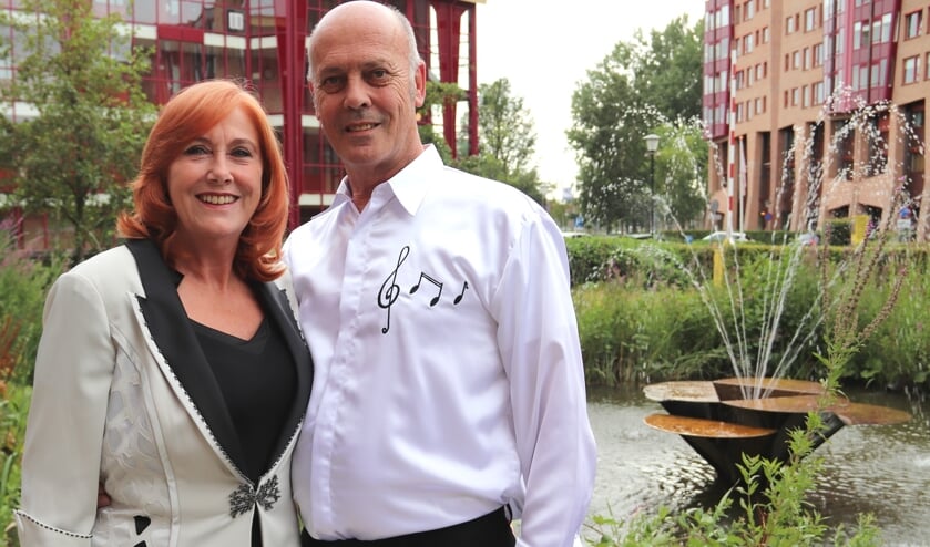 Het jubilerende stel in de tuin van het Reinaldahuis.