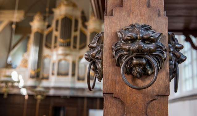 In het boek worden ook details die te vinden zijn in de kerk, geduid.