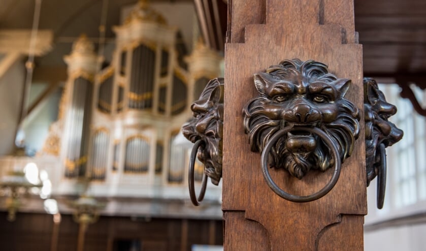 In het boek worden ook details die te vinden zijn in de kerk, geduid.