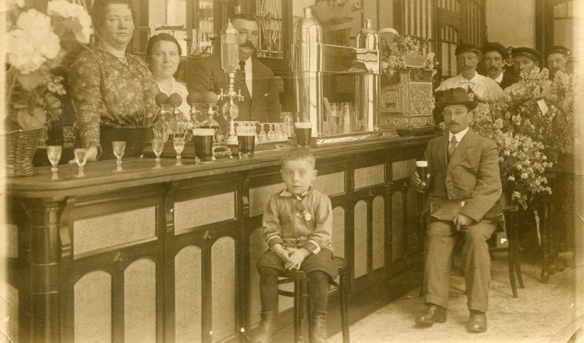 De borrels staan al klaar in café De Rotteval, Spoorstraat met Tjalling Bakker achter de bar.