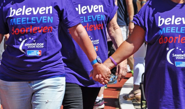 Gedurende een 24-uurs wandelestafette staan de deelnemers samen met lotgenoten stil bij kanker én vieren zij het leven.