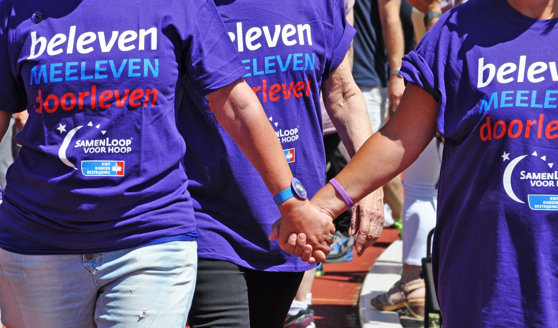 Gedurende een 24-uurs wandelestafette staan de deelnemers samen met lotgenoten stil bij kanker én vieren zij het leven.