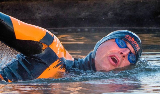Maarten van der Weijden zwemt het IJsselmeer over naar Medemblik.