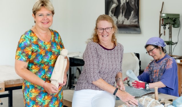 Hanna Tjerks (l) en Marion Bakker van Atelier 6. Op de achtergrond is een kunstenares aan het werk.