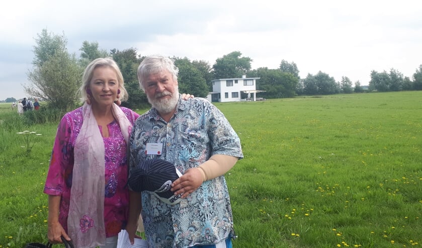Pauline Vijverberg en Kees de Bakker bij het Witte Huis in Groet.