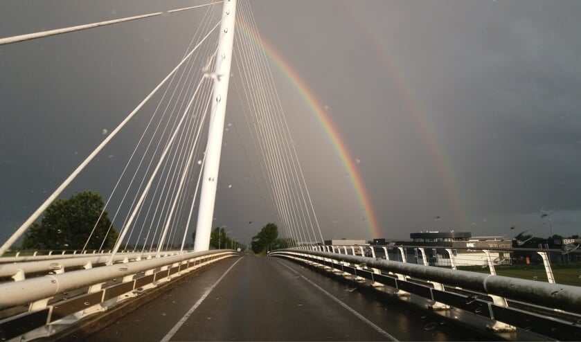 Dubbele regenboog boven de Calatravabrug.