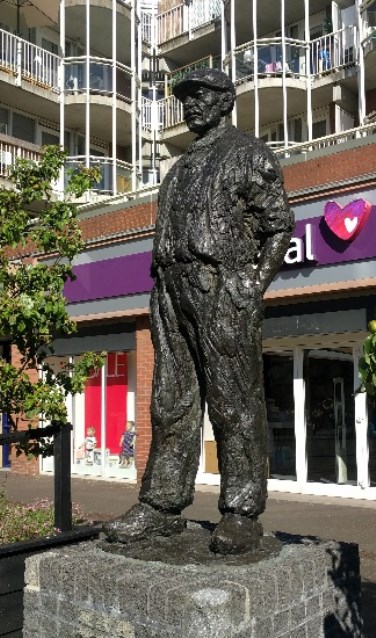 De Polderjongen van Karel Gomes op het Polderplein.