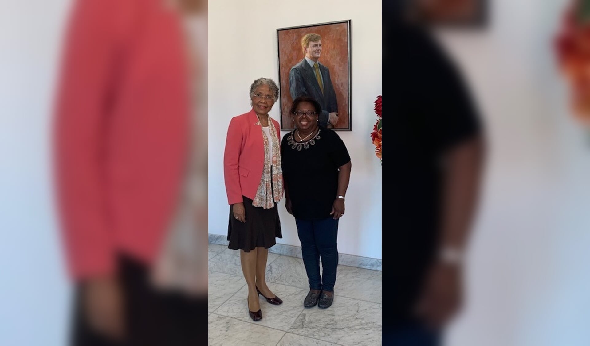 Ruth Groenewoud (r) op bezoek bij de Gouverneur van Curaçao, Hare Excellentie Lucille George-Wout.