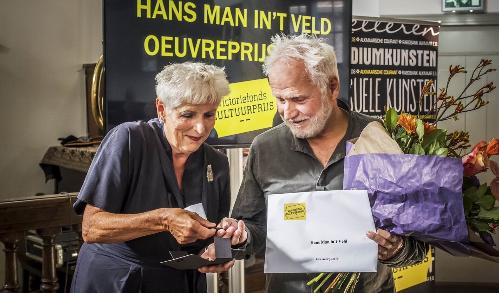  Hans Man in 't Veld, bevlogen alleskunner in de toneel- en theaterwereld, ontving van burgemeester van Bergen en juryvoorzitter Hetty Hafkamp de Victoriefonds Oeuvreprijs.