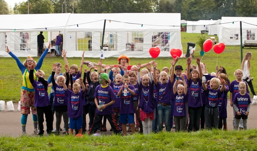 Met wandeling van 24 minuten zetten kinderen van de basisschool zich in voor goede doel.